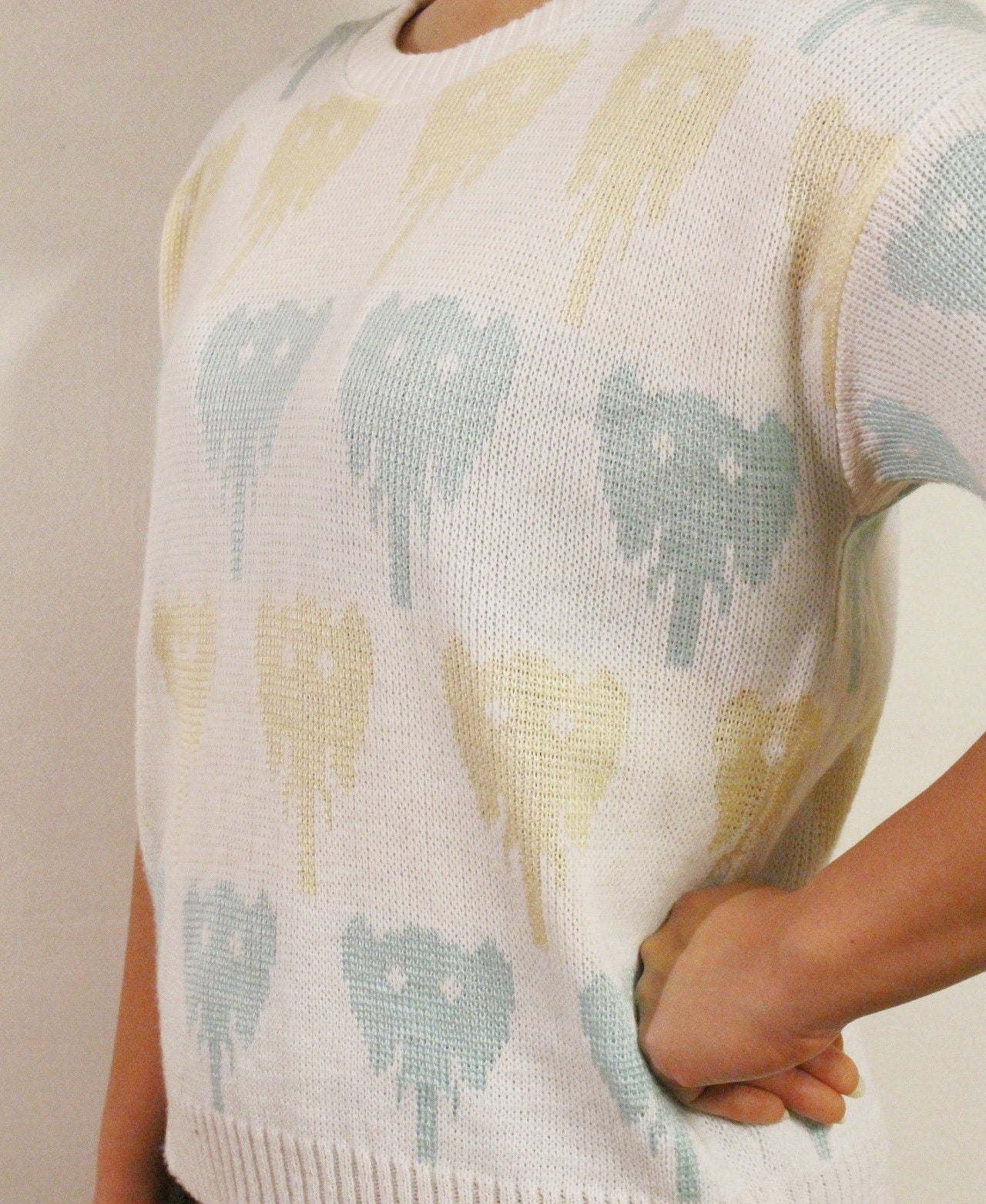 Charming elephant head short sleeve knitted top. White 80s vintage patterned jumper. Womens crew neck sweater. Knit pullover