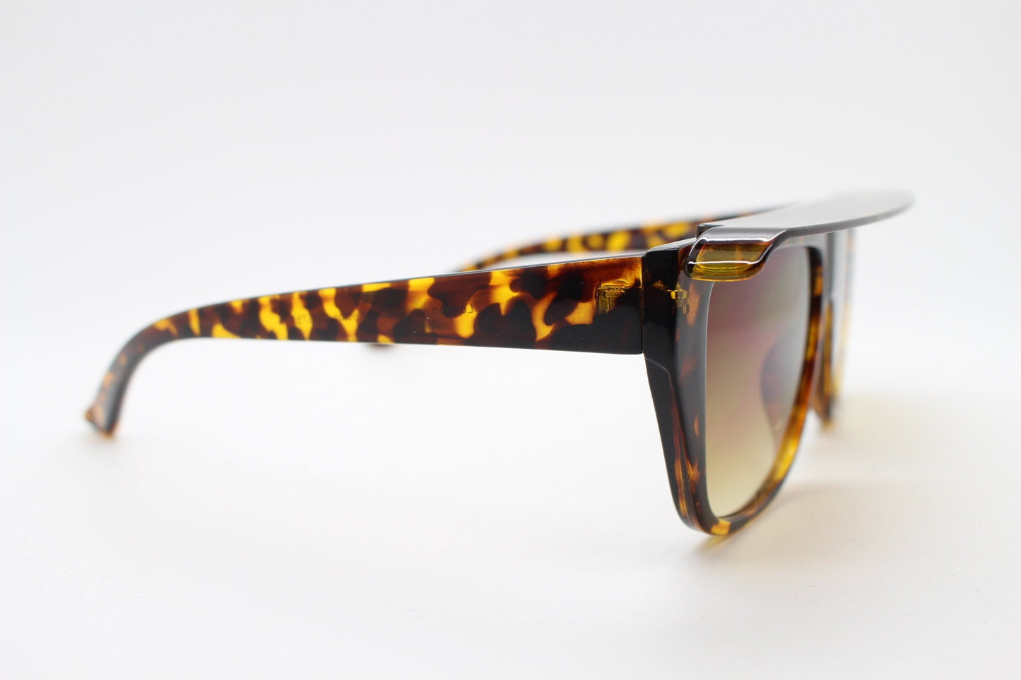 Y2K vintage visor sunglasses. Flat top brow with unusual peak in a tortoise frame with graduating brown lenses. 2000s BNWT