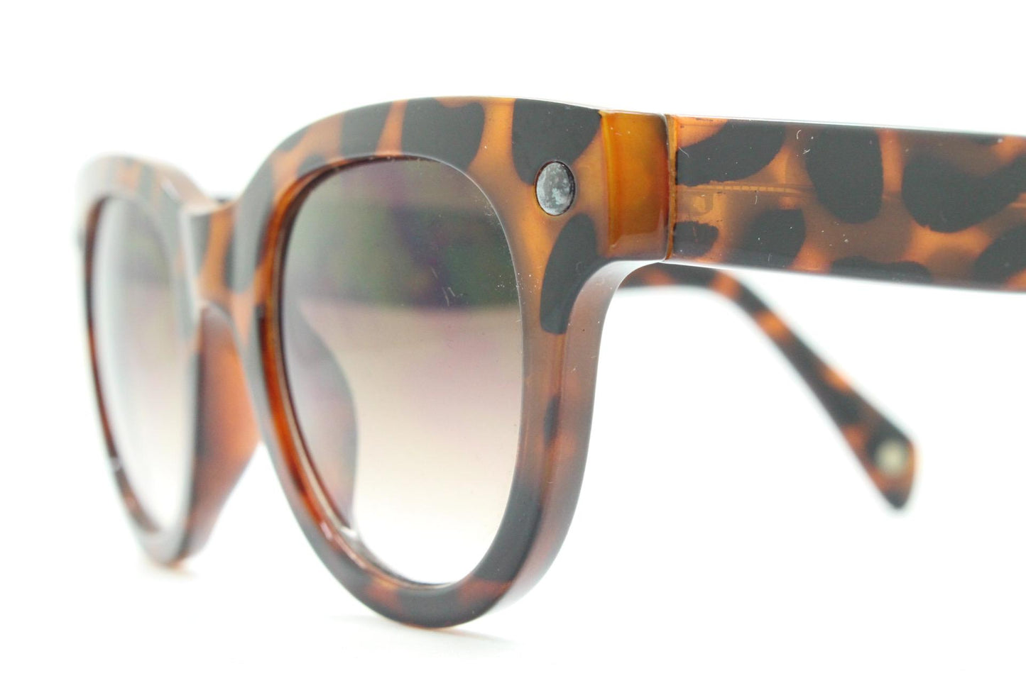 Nine West Y2K round vintage sunglasses. Brown to beige transparent ombre fade acetate frame. Womens 2000s bug eye