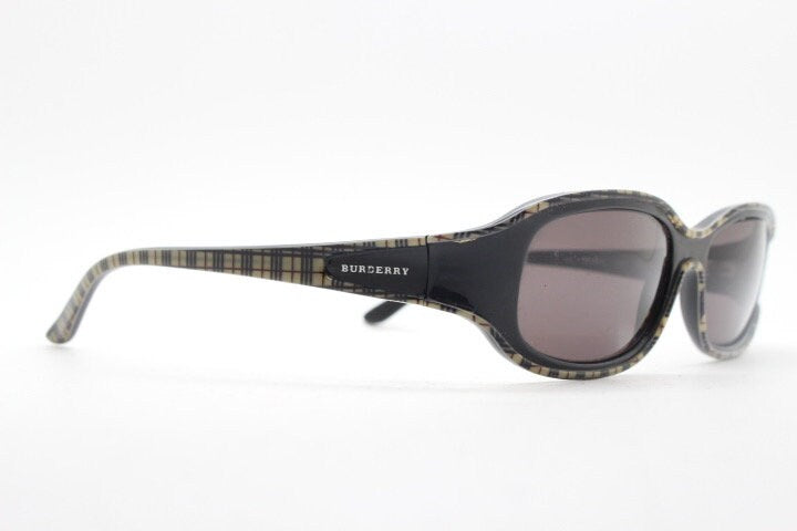Burberry 90s vintage rectangular sunglasses model 8334/S made by Safilo. Low profile wrap around frame with subtle classic check pattern