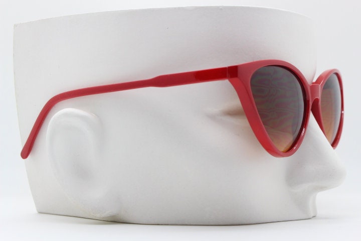 Vintage Y2K red cat eye sunglasses. 2000s womens slim cateye frame with graduated lenses. 50s style rockabilly, pin up. NOS catseye