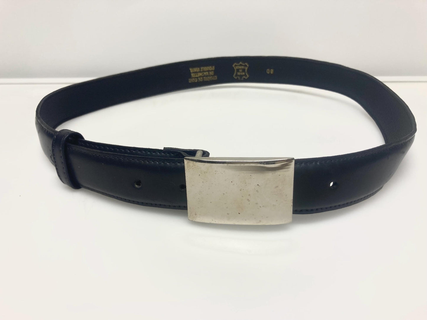 80s vintage smart trouser / jeans belt in grey genuine leather with solid shiny chrome buckle. Made in France. NOS