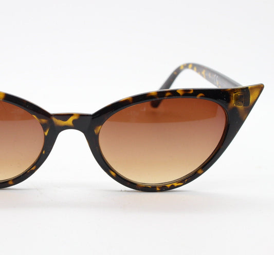 Y2K vintage pointed cat eye sunglasses. Tortoise slender frame with graduated lenses. Womens 50s style rockabilly, pin up shades