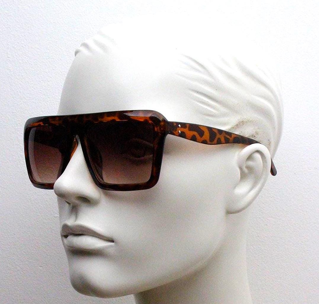 Y2K vintage square flat top sunglasses. 2000's transparent solid tortoise frame with graduating brown lenses. 00's NOS aviators