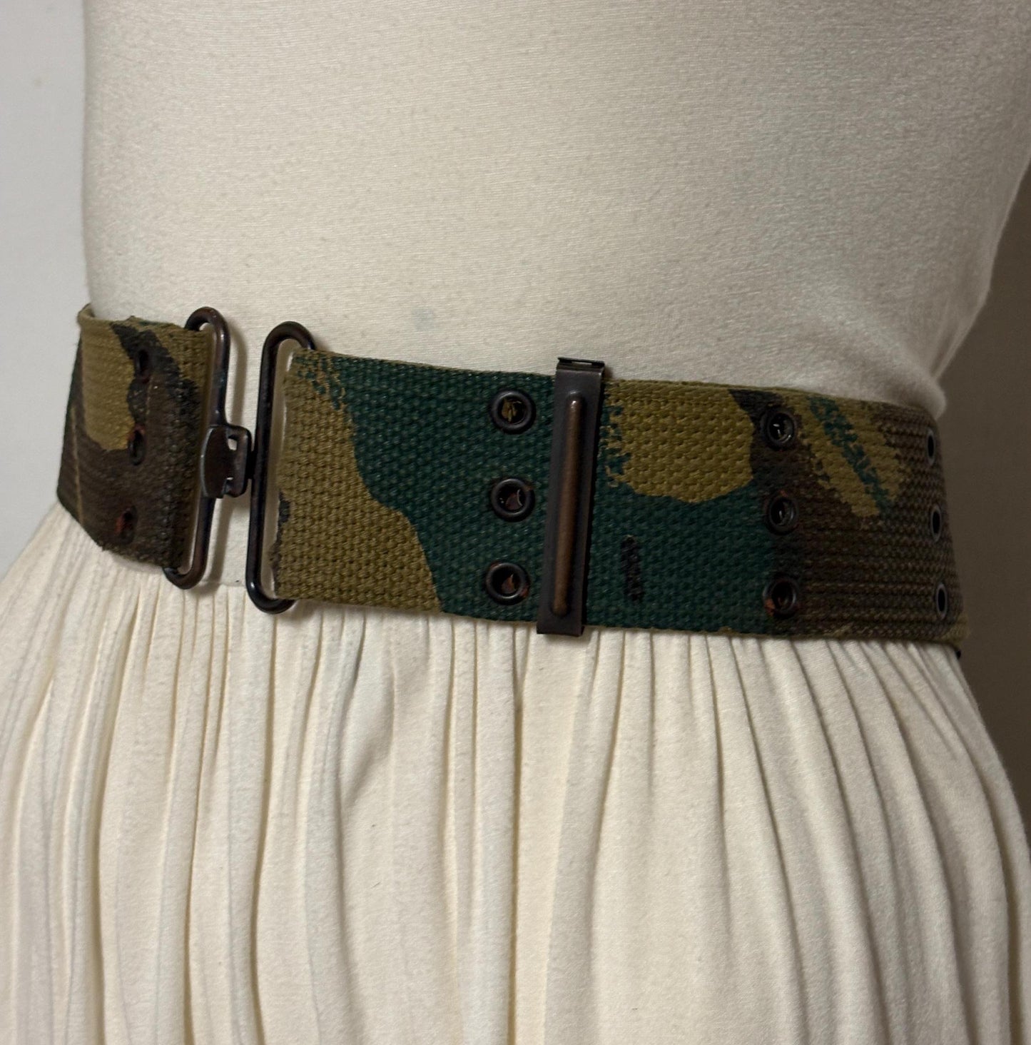 Y2K vintage army woodland cammo webbing belt. Thick woven canvas. Black metal hardware. 2000s NOS. Combat. Military camouflage. Tactical