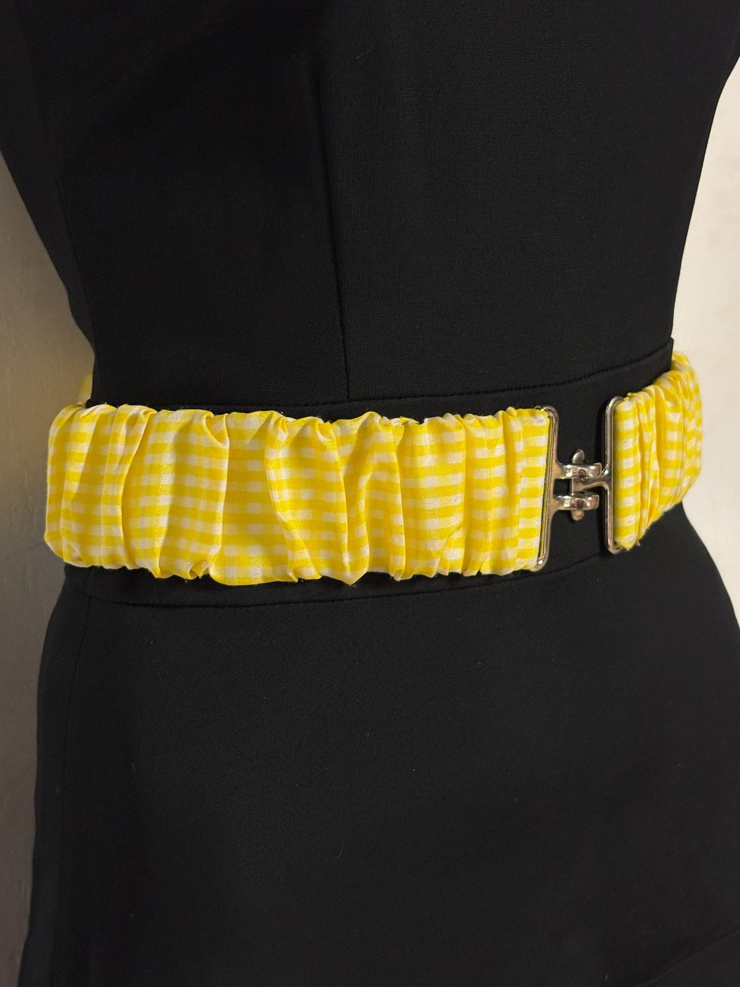 80s vintage womens elastic gingham stretch belt. Flattering cinch effect to wear with a dress. Chrome hook buckle. Country and western