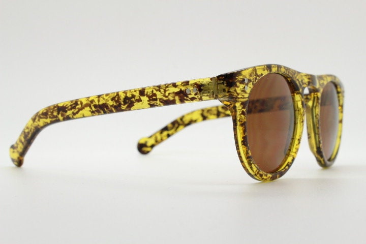 90s vintage round glasses. 30s, 40s design with vibrant honey tortoise frame with Havana brown lenses and keyhole bridge. NOS