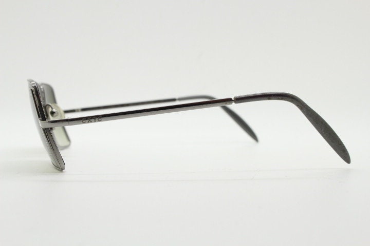 Exte rectangular 90s vintage sunglasses made in Italy. Grey chrome low profile frame with graduating green lenses