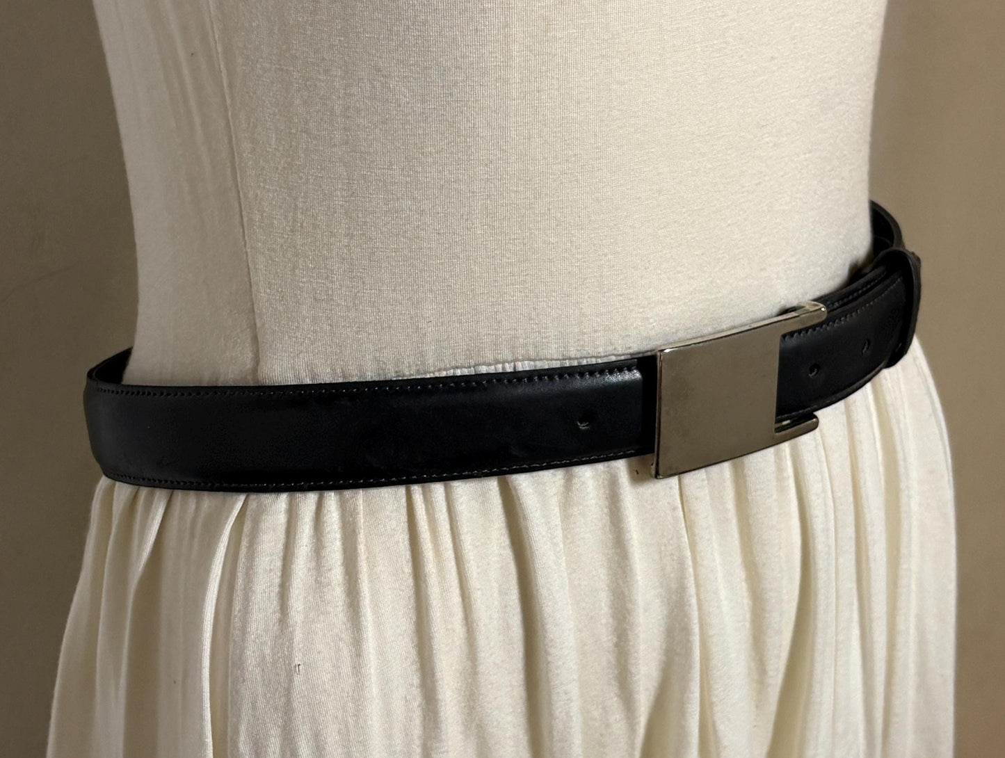 90s vintage smart trouser / jeans belt in grey genuine leather with solid shiny chrome buckle. Made in France. NOS