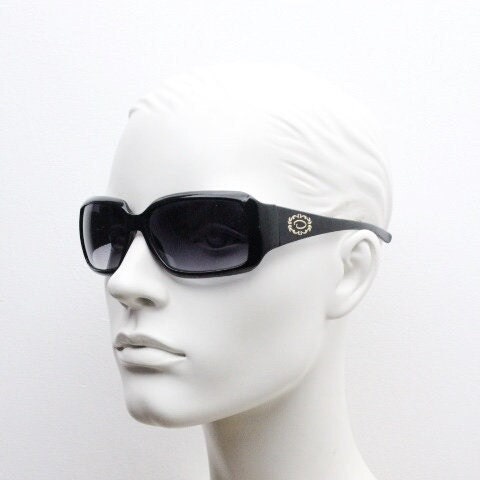 Oscar De La Renta Y2K vintage shield sunglasses. All black gloss wrap around visor with graduating lenses. 2000's bug eye mini mask