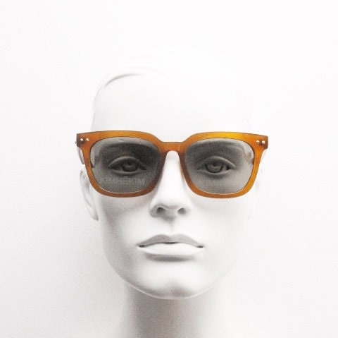 KIMHEKIM oversized wayfarer design sunglasses model J00\2. Transparent amber acetate chunky frame with 2 logo green lenses. BNWOT