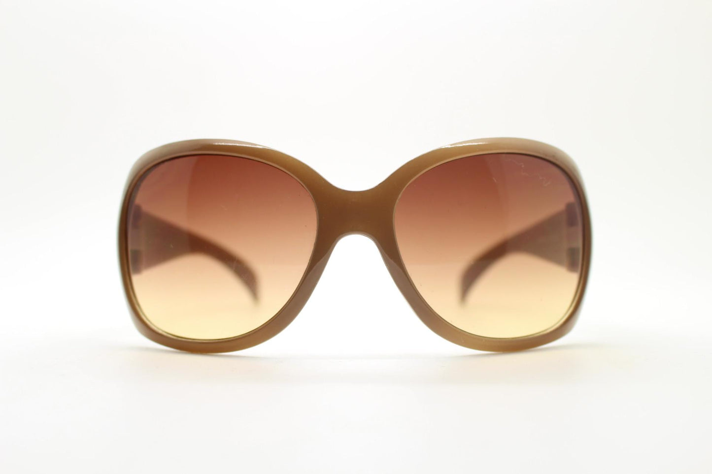 Y2K vintage big beige sunglasses. Oversized 70s design with curving close fit and graduating Havana brown lenses. 2000s bug eye