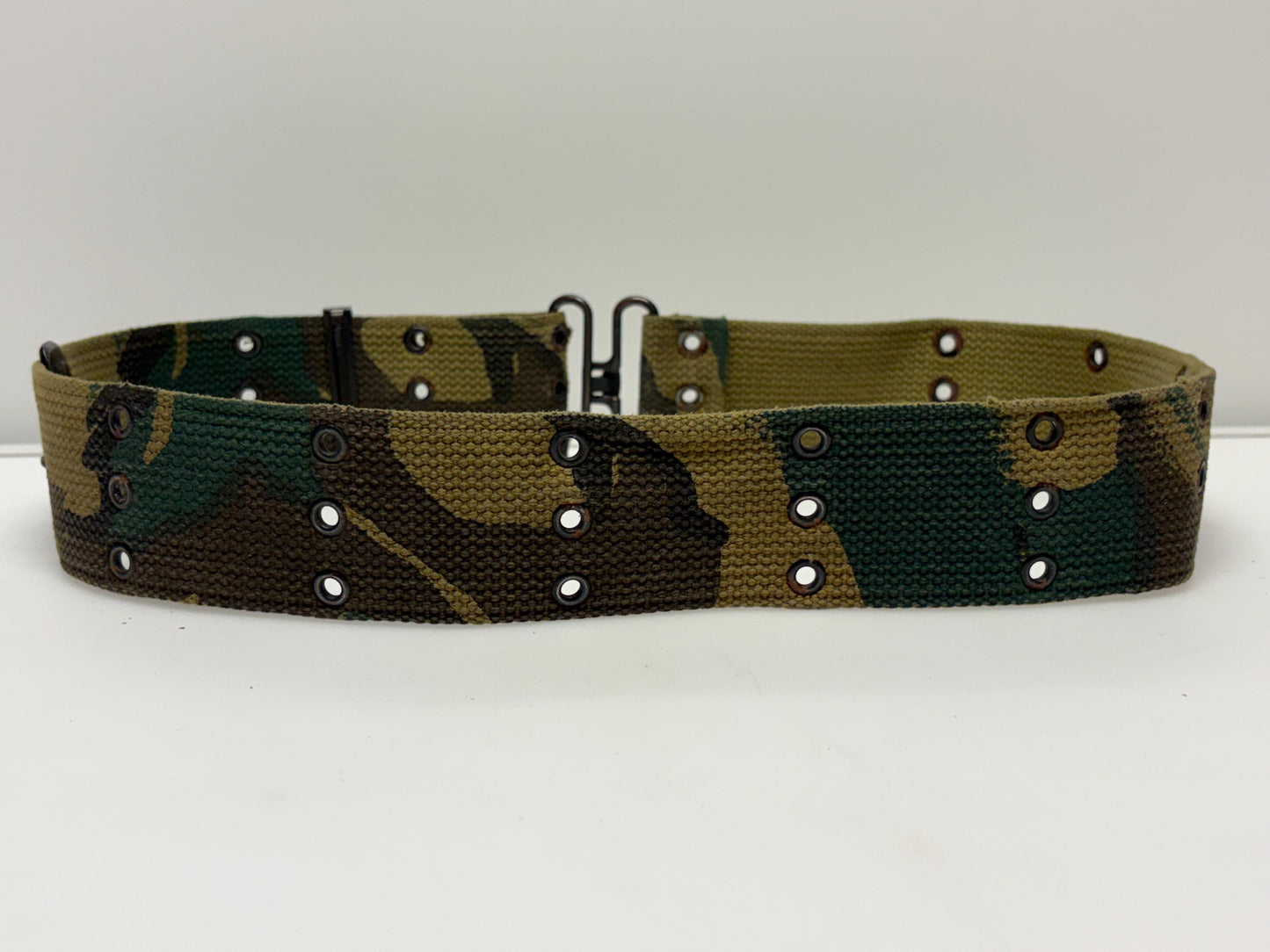 Y2K vintage army woodland cammo webbing belt. Thick woven canvas. Black metal hardware. 2000s NOS. Combat. Military camouflage. Tactical