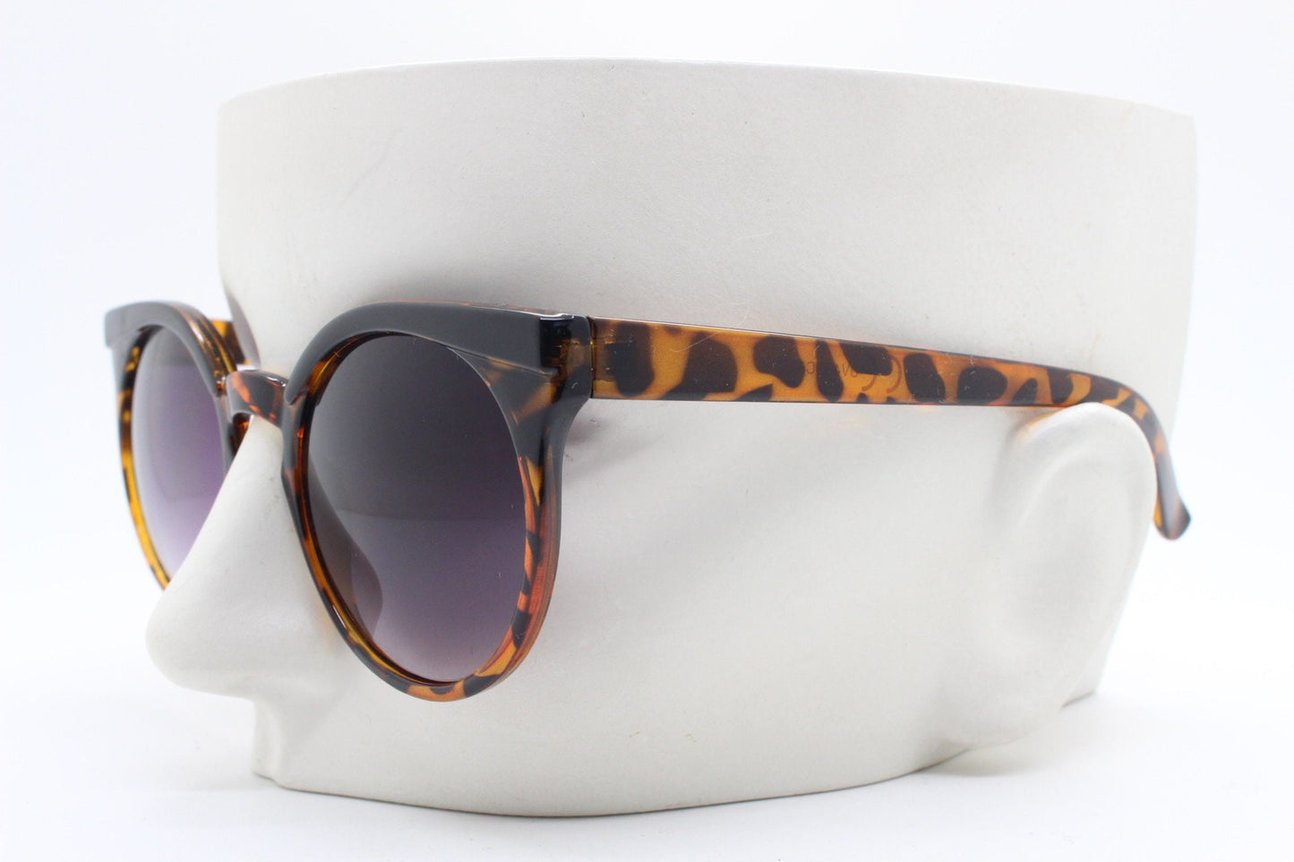 Vintage 80s flat top cat eye sunglasses. Women's sharp angled tortoise cateye with graduating smoky lenses. Rockabilly pin up. BNWT catseye