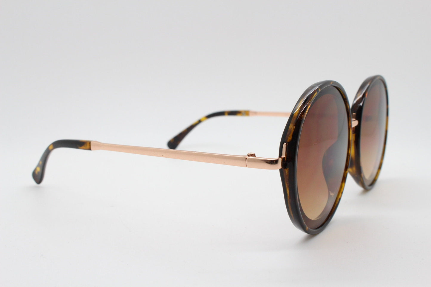 Y2k vintage round sunglasses. Women's tortoise frame with contrasting gold arms and brown flat sultry graduating lenses. Unused BNWT
