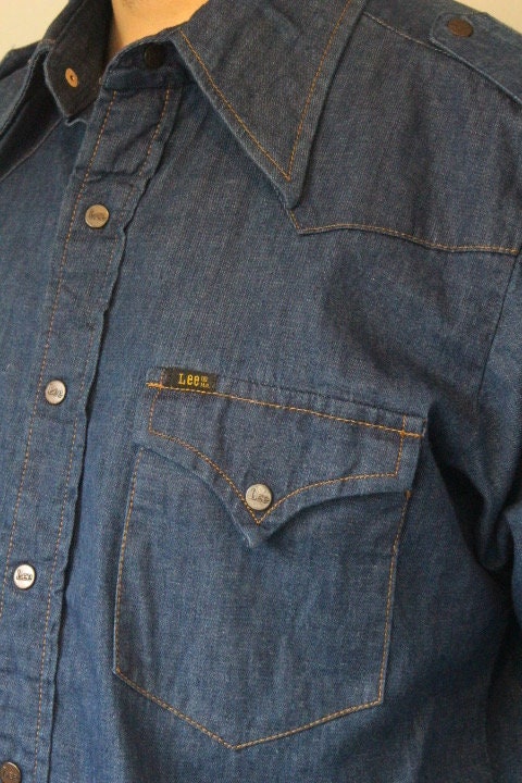 LEE 70s vintage short sleeve mens shirt. Blue denim western design with yolked pockets and back, epaulettes and brass popper buttons. NOS