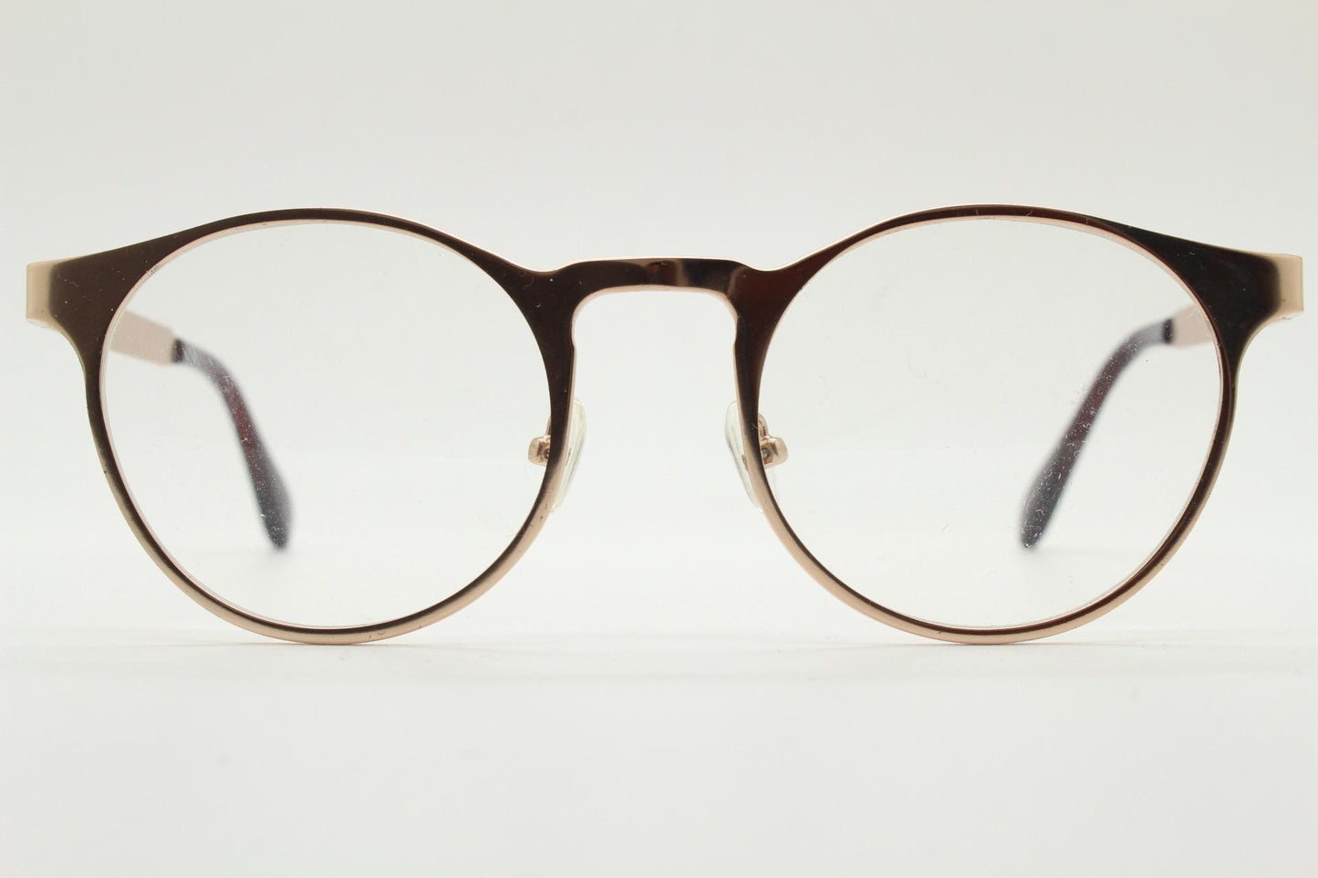 Y2K round metal eye glasses with pointed corners. Solid flat shiny golden frame with clear lenses.
