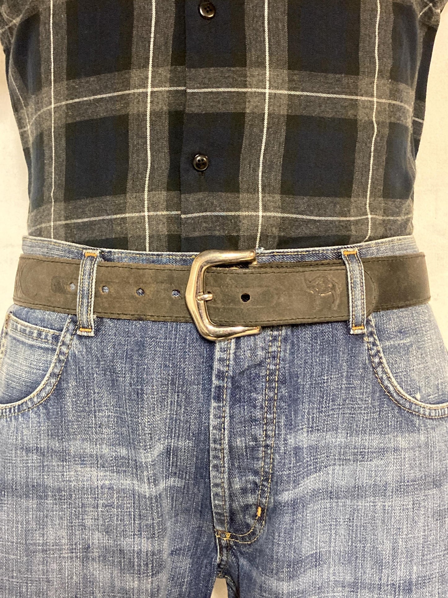 70s vintage black thick genuine leather belt with silver buckle by Camel. Subtle embossed patterns and big logo. For jeans and trousers