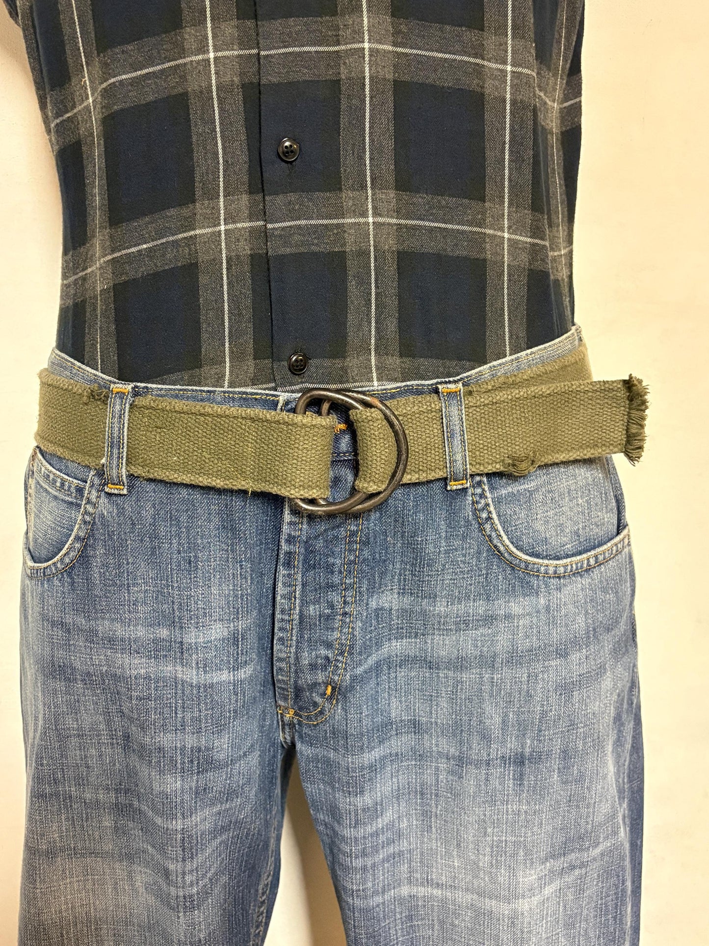 90s vintage genuine army belt. Thick woven canvas in green. Distressed look. Metal looping backwards buckle. Fully adjustable. Webbing