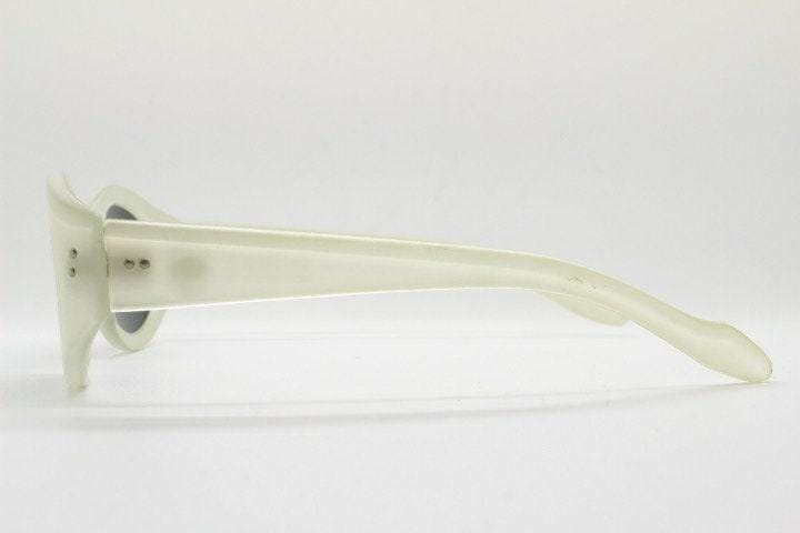 Marconi Vintage 90s oval cat eye sunglasses model 2090. Transparent chunky white acetate frosted cat eye with contrasting dark lenses. NOS
