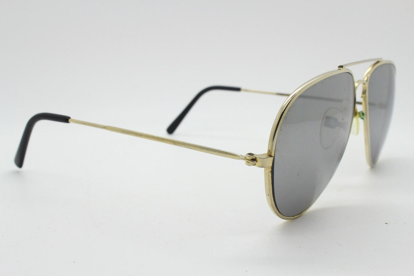 80s vintage aviator sunglasses. Optimal shape classic pilot aviators in a gold metal frame with silver mirror lenses. Teardrop, NOS