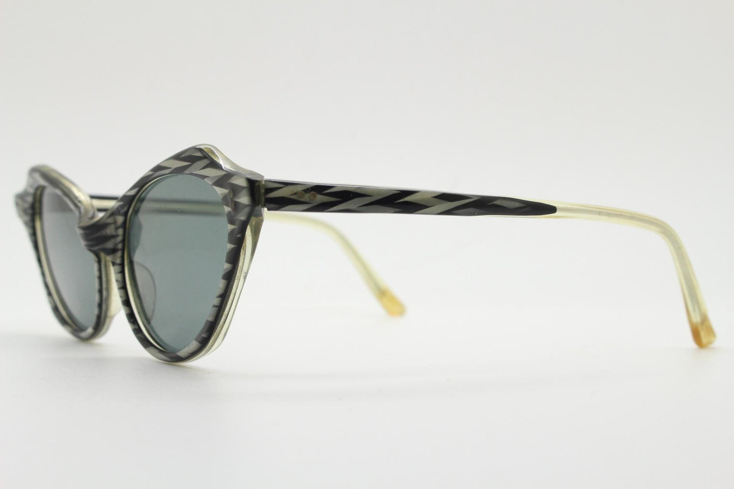 50s vintage cat eye sunglasses. Womens dynamic black and white angular cateye frame with zig zag pattern. 40s. Bad girl pinup. Rockabilly