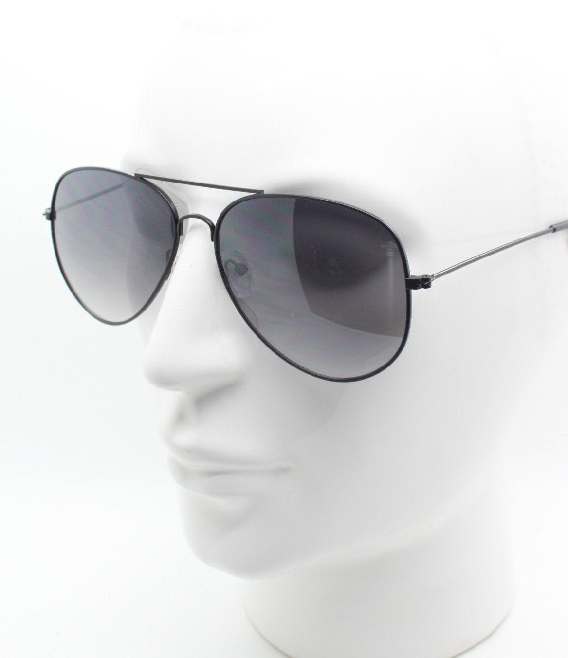 Y2K vintage aviator sunglasses. Optimal shape classic pilot aviators in black metal frame with graduating lenses. Teardrop, NOS