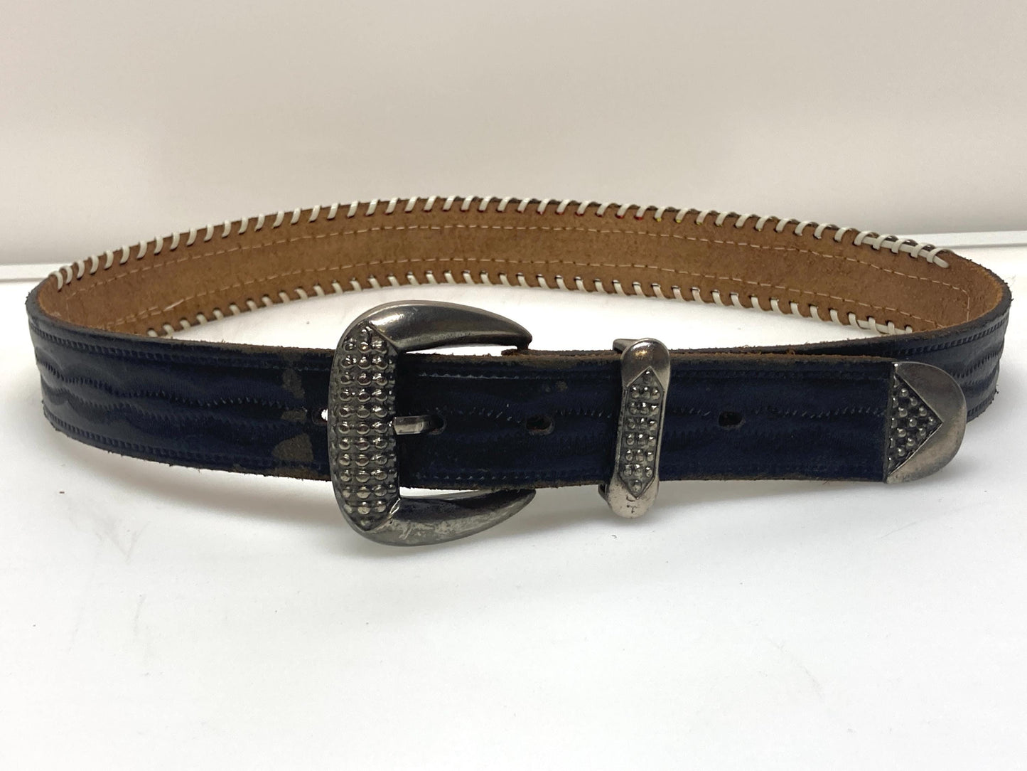 80s vintage thick Leather Native American Indian style belt. Full beaded applique, looped tape edge, embossed pattern and textured buckle