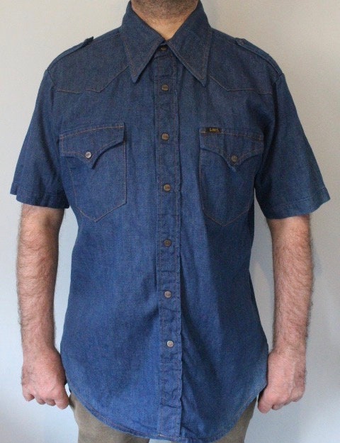 LEE 70s vintage short sleeve mens shirt. Blue denim western design with yolked pockets and back, epaulettes and brass popper buttons. NOS