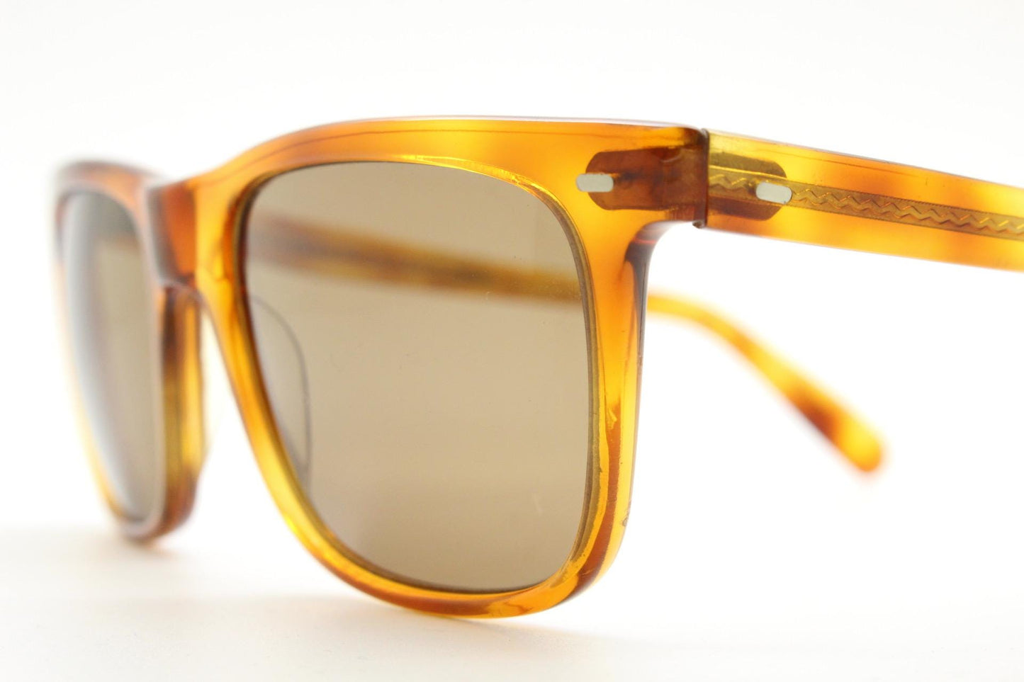 Uomo vintage 90s wayfarer design sunglasses made in Italy. All time classic format in mottled amber frame with contrasting brown lenses. NOS