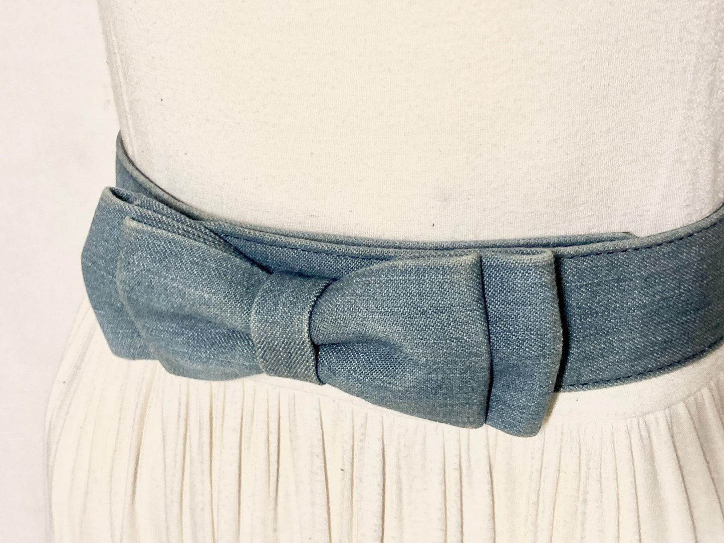 80s vintage womens dress belt in light blue denim with big bow in neat proportions. Adjustable. Used in good condition