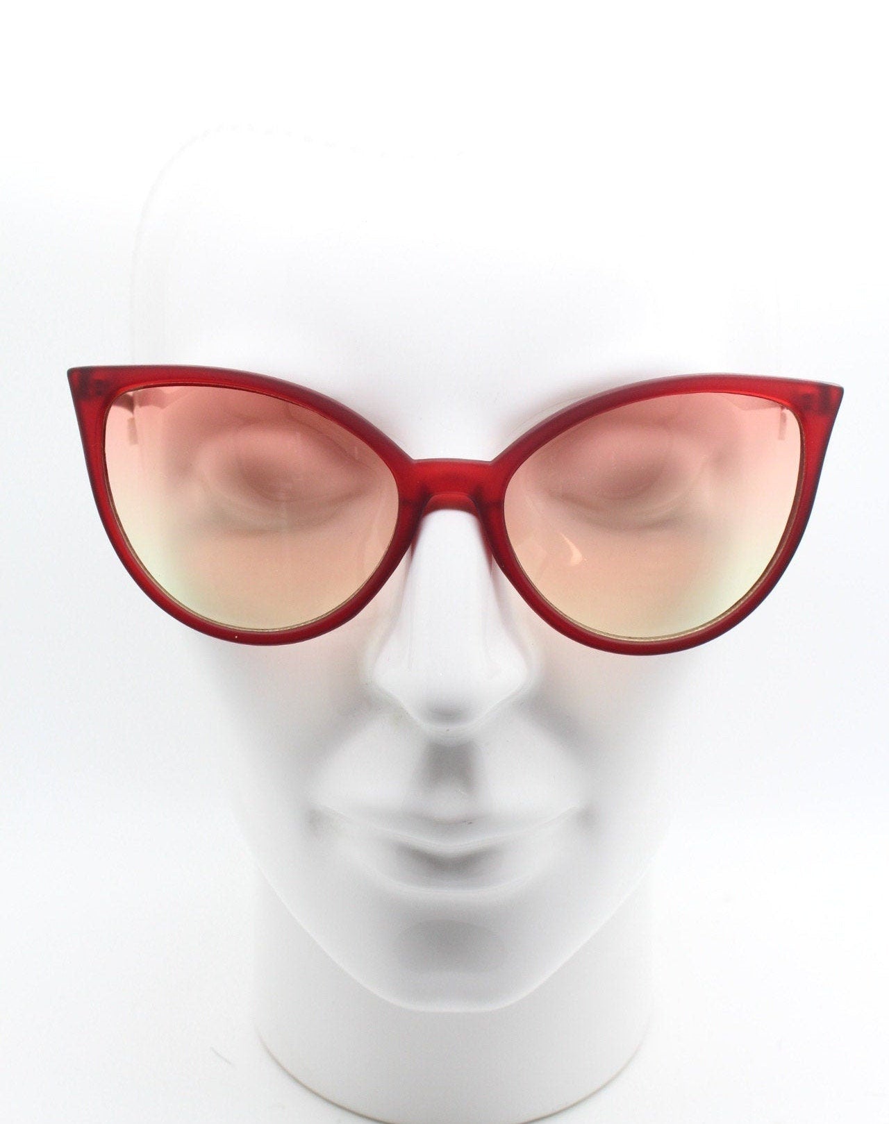 Vintage Y2K red pointed cat eye sunglasses. 2000s womens rubber finish cat eye with sensational ombre lenses. 50s rockabilly pin up cateyes