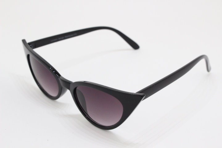 Y2K vintage pointed cat eye sunglasses. Black slender frame with graduated lenses. Womens 50s style rockabilly, pin up shades