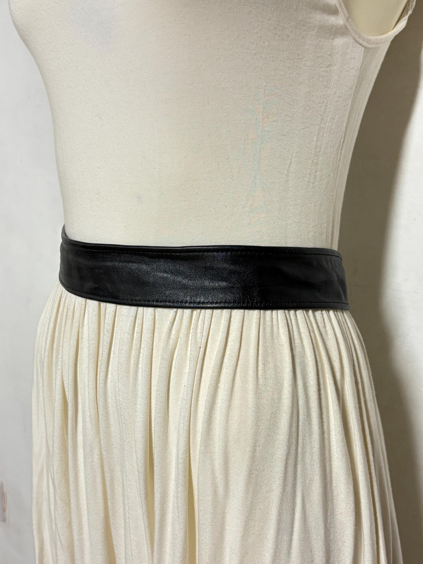 Astor 80s vintage womens leather 2" dress feature belt. Fine quality all black subtle statement belt with covered buckle. Rockabilly revival