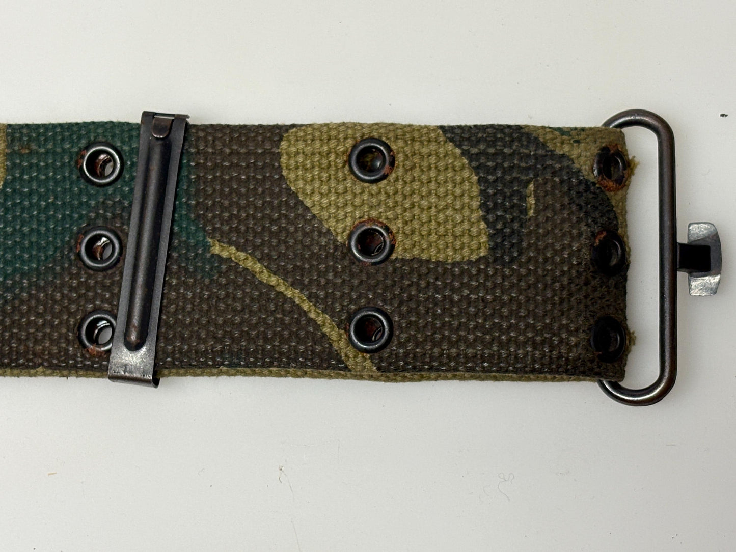 Y2K vintage army woodland cammo webbing belt. Thick woven canvas. Black metal hardware. 2000s NOS. Combat. Military camouflage. Tactical