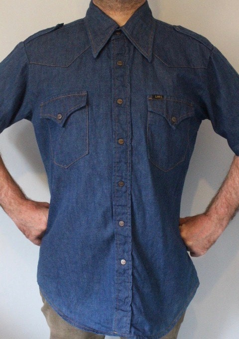 LEE 70s vintage short sleeve mens shirt. Blue denim western design with yolked pockets and back, epaulettes and brass popper buttons. NOS