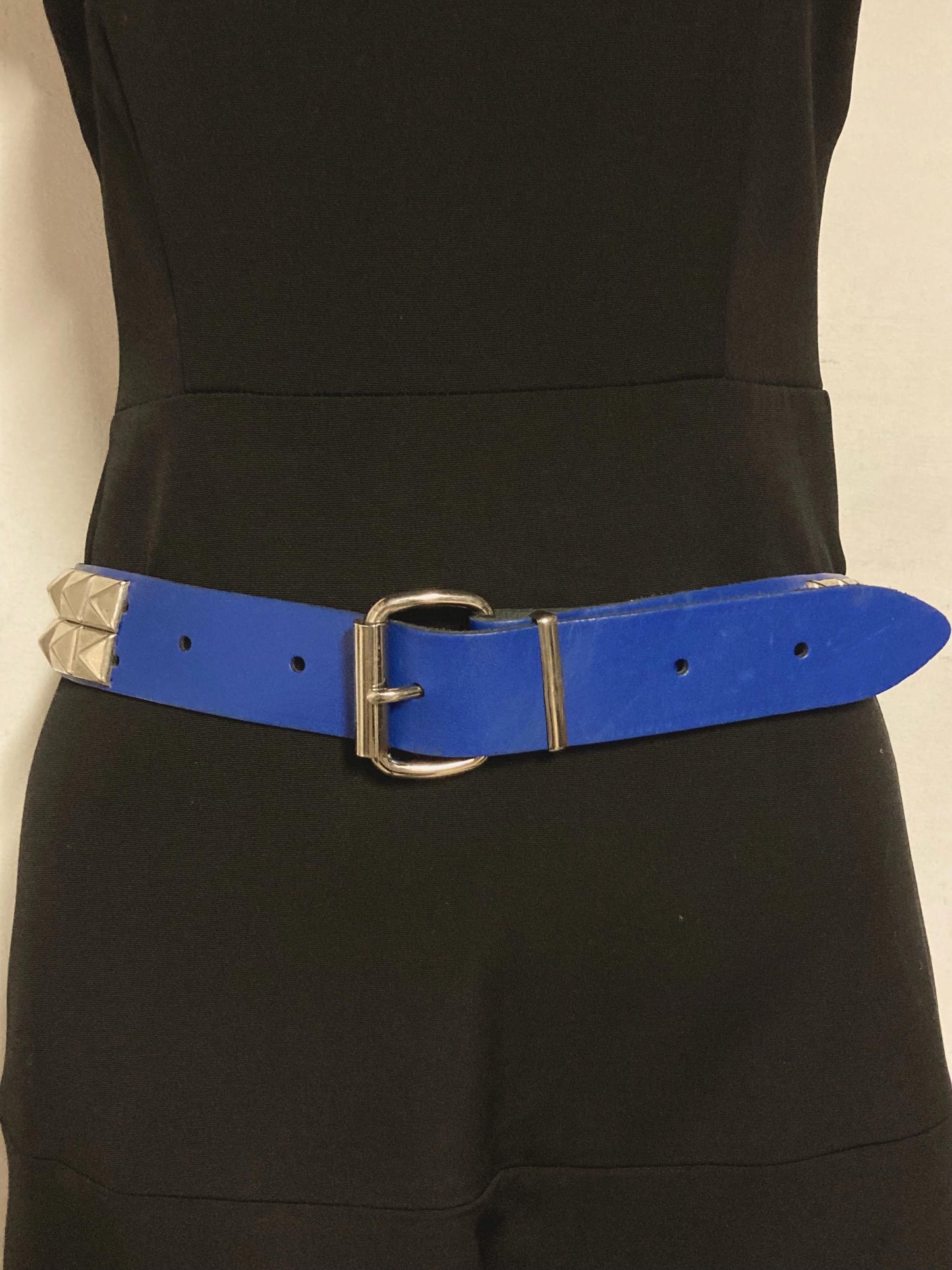 80s vintage thick genuine leather studded belt.  Royal blue with changeable buckle and 2 rows of conical silver metal studs. NOS size M