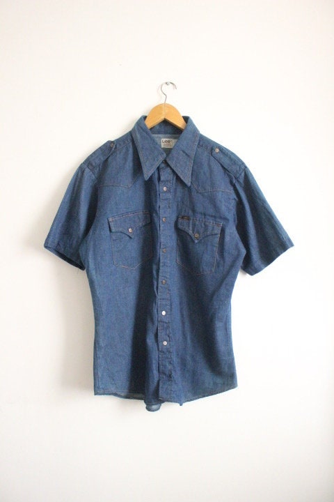 LEE 70s vintage short sleeve mens shirt. Blue denim western design with yolked pockets and back, epaulettes and brass popper buttons. NOS