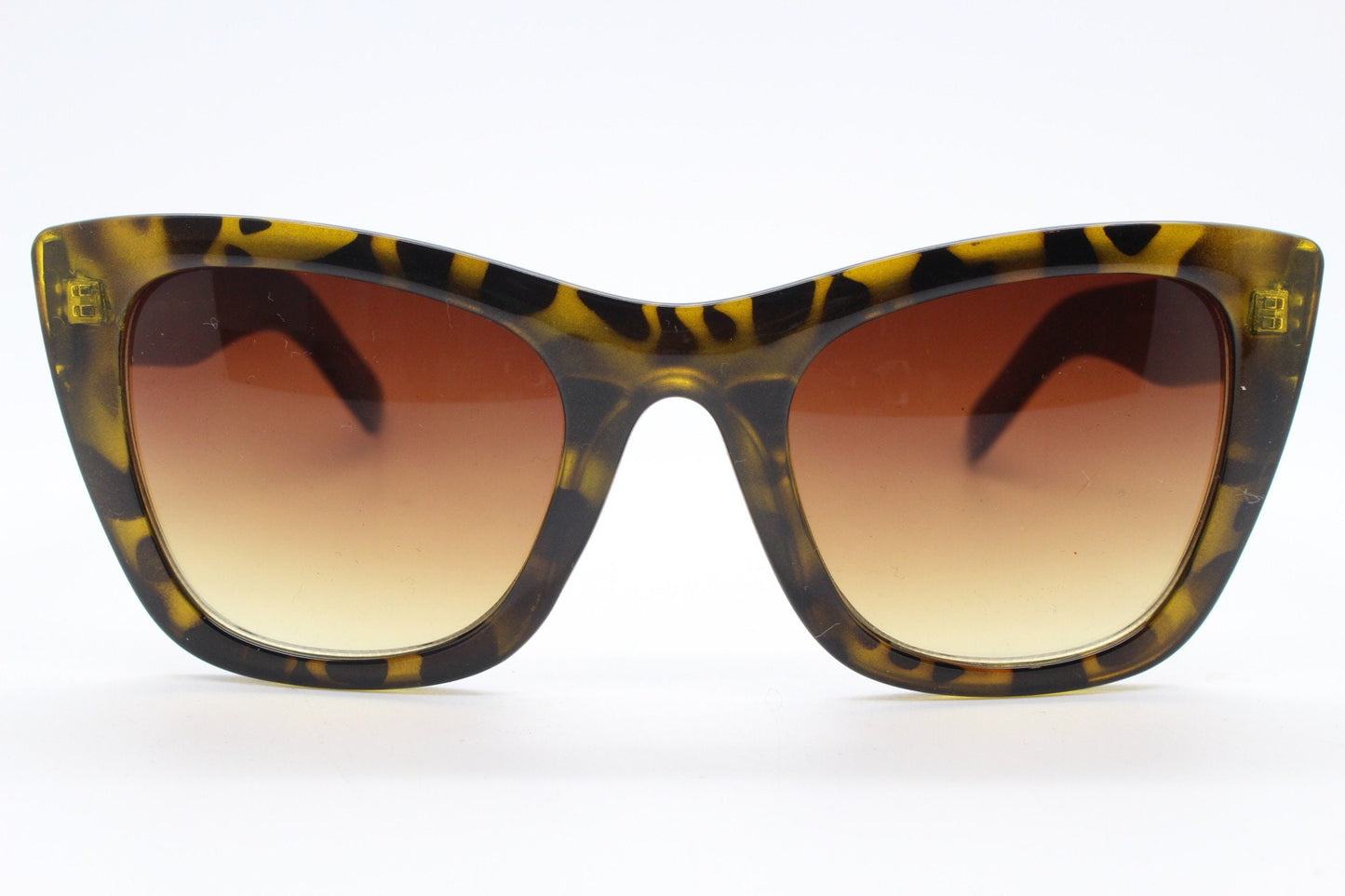 Vintage Y2K pointed cat eye sunglasses. Womens sharp angled cat eye with radiant tortoise frame. 50s rockabilly, pin up. 2000s NOS cateyes