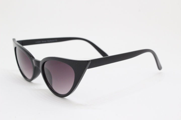 Y2K vintage pointed cat eye sunglasses. Black slender frame with graduated lenses. Womens 50s style rockabilly, pin up shades